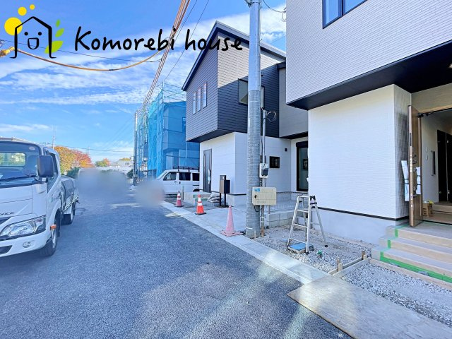 大宮指扇South side　新築一戸建て　グリーンガーデン　Jの前面道路含む現地写真|分譲地内の交通量少なめの道路沿い。小さなお子さまのいるご家庭も安心して暮らせる、穏やかな住環境です。