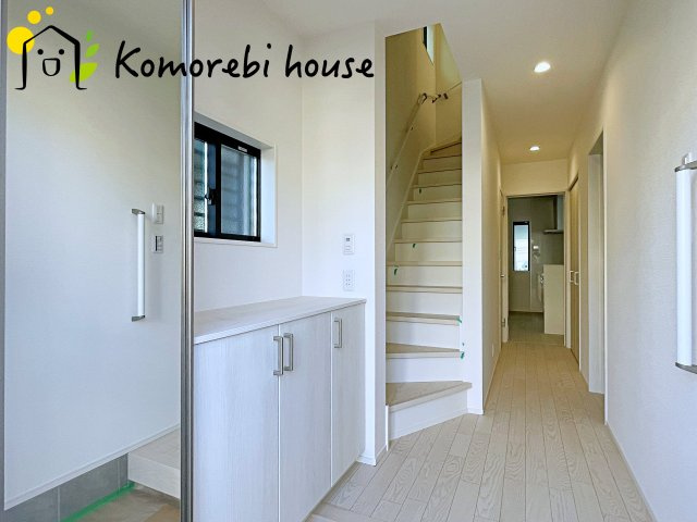 大宮指扇South side　新築一戸建て　グリーンガーデン　Jの玄関|玄関から快適な生活が始まる。収納・導線・使い勝手に配慮された、家族に優しい設計です。