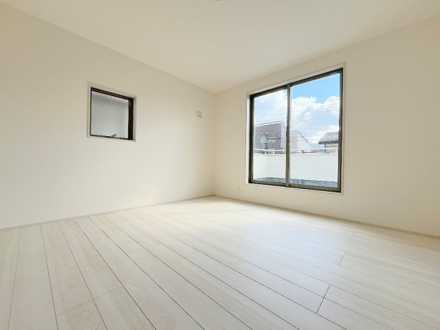 吉川市保　新築戸建　全2棟　2号棟の洋室|バルコニーに面した明るい洋室9帖