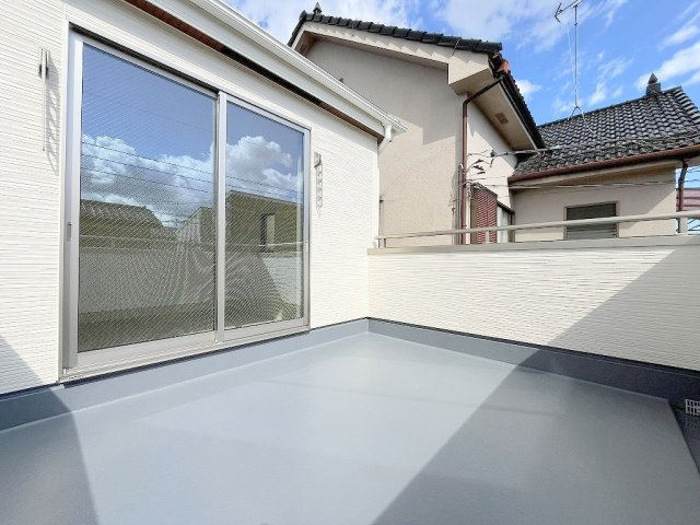 吉川市保　新築戸建　全2棟　2号棟のバルコニー|南向きのワイドバルコニーで洗濯物もたっぷり干せます