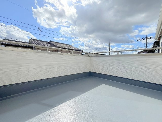 吉川市保　新築戸建　全2棟　2号棟のバルコニー|南向きのワイドバルコニーで洗濯物もたっぷり干せます