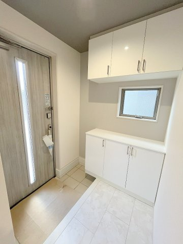 吉川市保　新築戸建　全2棟　2号棟の玄関|カウンター部分にはお好きなインテリアが飾れます