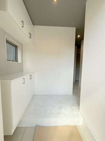 吉川市保　新築戸建　全2棟　2号棟の玄関|玄関から見た室内写真です