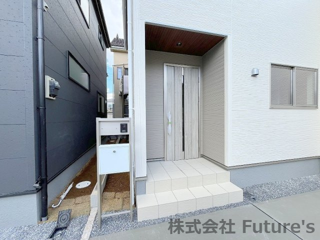 吉川市保　新築戸建　全2棟　2号棟のエントランス|玄関アプローチ