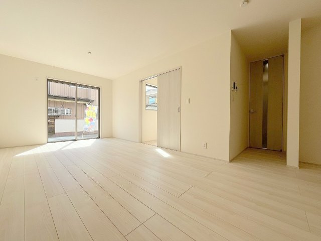 吉川市保　新築戸建　全2棟　2号棟の居間・リビング|家族団らんで過ごすリビングは18帖の広さを確保