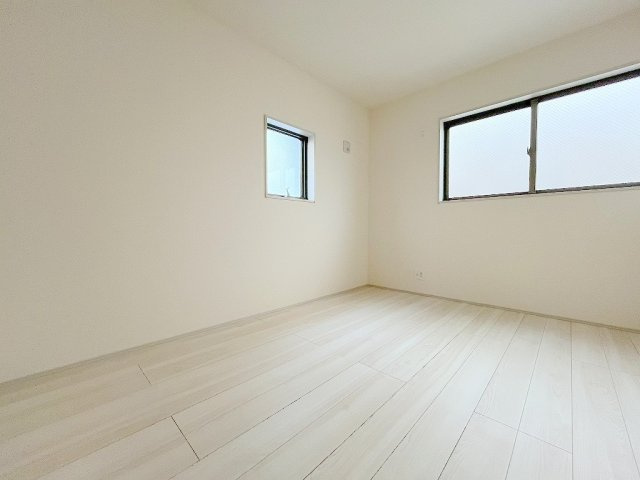 吉川市保　新築戸建　全2棟　2号棟の洋室|2面採光の明るい洋室6.08帖