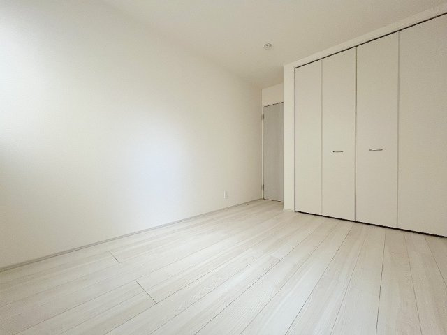 吉川市保　新築戸建　全2棟　2号棟の洋室|クローゼット付きの洋室6.08帖