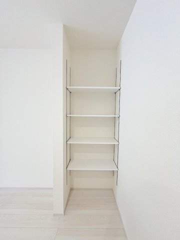 吉川市保　新築戸建　全2棟　2号棟の収納|キッチンの横に収納付きです