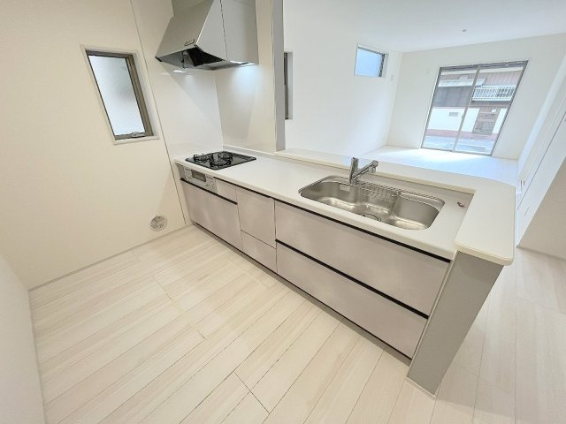 吉川市保　新築戸建　全2棟　2号棟のキッチン|会話の弾む対面システムキッチンでお料理も楽しめます