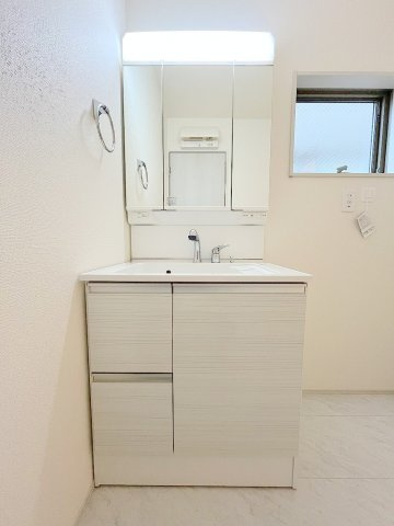 吉川市保　新築戸建　全2棟　2号棟の独立洗面台|三面鏡付きシャワードレッサーで朝の準備も快適