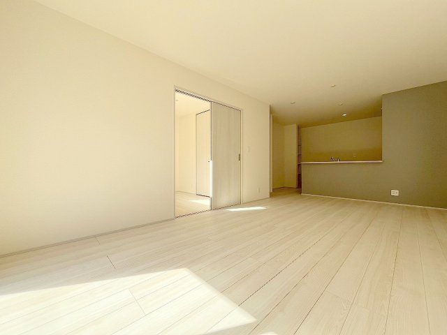 吉川市保　新築戸建　全2棟　2号棟の居間・リビング|南向きの明るいリビング18帖