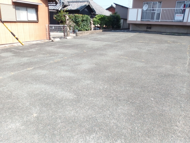 サンシャインハイツ戸松の駐車場