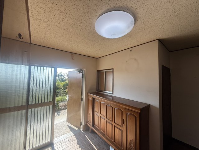 豊中市永楽荘三丁目戸建の玄関|玄関も明るくて広いです！