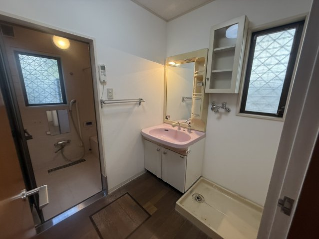 豊中市永楽荘三丁目戸建の洗面所|洗面室も広くて明るいです！シャンプードレッサー付き洗面化粧台！