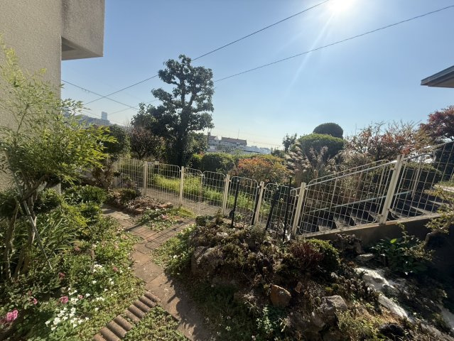 豊中市永楽荘三丁目戸建の庭|縁側から見た南側のお庭です！
