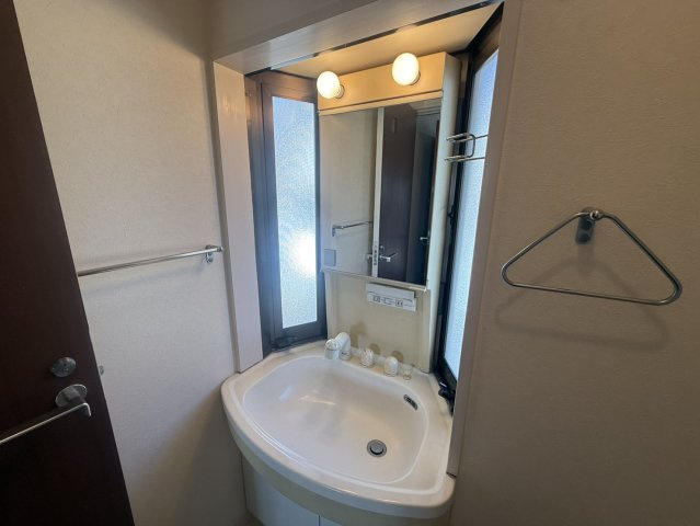 豊中市永楽荘三丁目戸建の洗面所|2階のトイレ前には洗面台があります！
