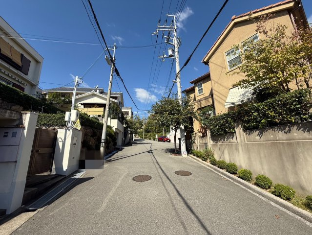 豊中市永楽荘三丁目戸建の前面道路含む現地写真|前面道路は桜並木！公道幅員６～８ｍ！