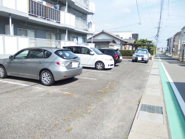 コーポサンライズの駐車場
