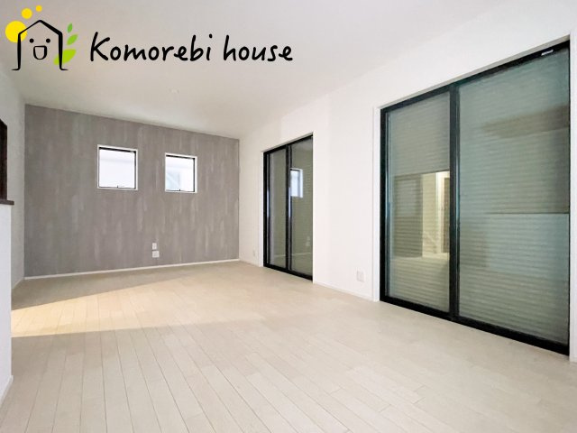 大宮指扇South side　新築一戸建て　グリーンガーデン　Mの居間・リビング|横長LDKは家具配置も自由で開放感あり。家族のライフスタイルに合わせた快適な暮らしを叶えます。