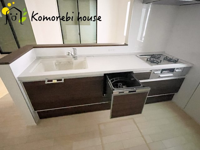 大宮指扇South side　新築一戸建て　グリーンガーデン　Mのキッチン|食洗機や浄水器を備えた多機能キッチン。広がりある空間で、家族と会話を楽しみながら料理ができるカウンターキッチンです。