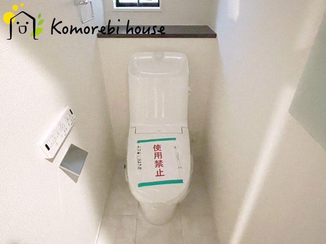 大宮指扇South side　新築一戸建て　グリーンガーデン　Mのトイレ|温水洗浄機能（ウォシュレット）標準装備で、毎日のトイレ時間がより快適に。やさしい温水洗浄で清潔を保てるだけでなく、冬場のヒヤッと感を軽減する暖房便座も嬉しいポイント。