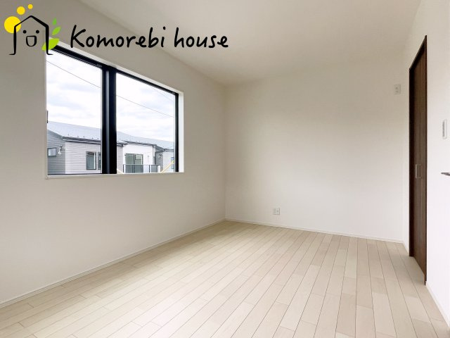 大宮指扇South side　新築一戸建て　グリーンガーデン　Mの寝室|一日の疲れをゆっくり癒せる主寝室は、ベッドを置いてもゆとりある広さが魅力。収納完備で衣類もスッキリ収まり、静かで落ち着いた空間が快適な眠りをサポートします。