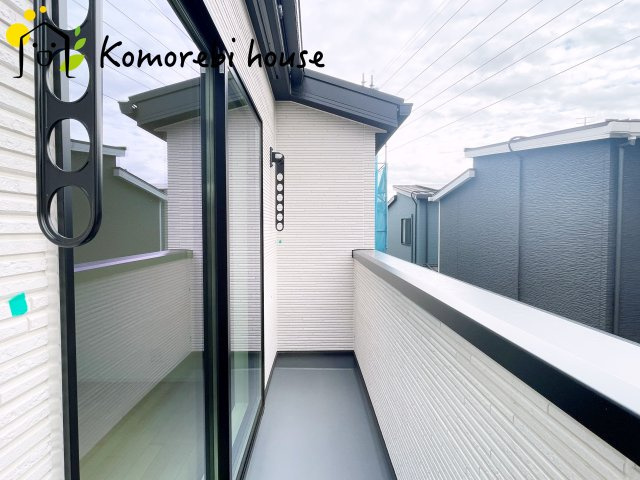 大宮指扇South side　新築一戸建て　グリーンガーデン　Mのバルコニー|防水施工がしっかりと施されたバルコニーで、雨の日も安心。長く使える耐久性を備えたメンテナンスしやすい仕様です。
