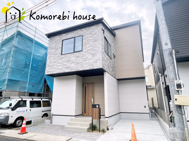 大宮指扇South side　新築一戸建て　グリーンガーデン　Mの外観|明るい色合いで統一された外観が魅力の新築住宅。シンプルながら存在感があり、帰宅時に気分が上がるデザインです。周辺環境とも調和し、落ち着いた街並みに映える一邸です。