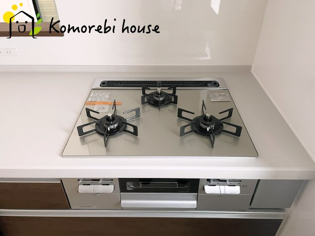 大宮指扇South side　新築一戸建て　グリーンガーデン　Mのキッチン|同時調理が叶う3口コンロと便利なグリル付き。忙しい朝のお弁当作りも、夕食の複数メニューもスムーズにこなせる頼れる設備です。