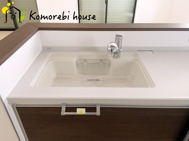 大宮指扇South side　新築一戸建て　グリーンガーデン　Mのキッチン|浄水器一体型で、いつでも美味しいお水がそのまま使えるキッチンシンク。料理やコーヒーづくり、炊飯にも安心して利用でき、毎日の食卓が少し豊かに。
