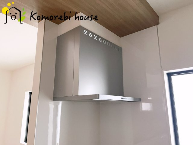 大宮指扇South side　新築一戸建て　グリーンガーデン　Mのキッチン|吸引力の高いレンジフードが煙や匂いを素早く排出。揚げ物や炒め物も気兼ねなくでき、リビングに匂いを残しません。