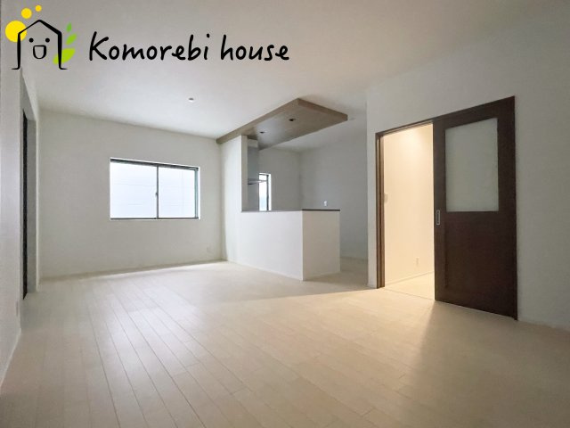 大宮指扇South side　新築一戸建て　グリーンガーデン　Mの居間・リビング|18帖以上の広々LDK。家族が集まり、食事や会話、くつろぎの時間が自然と重なる空間です。