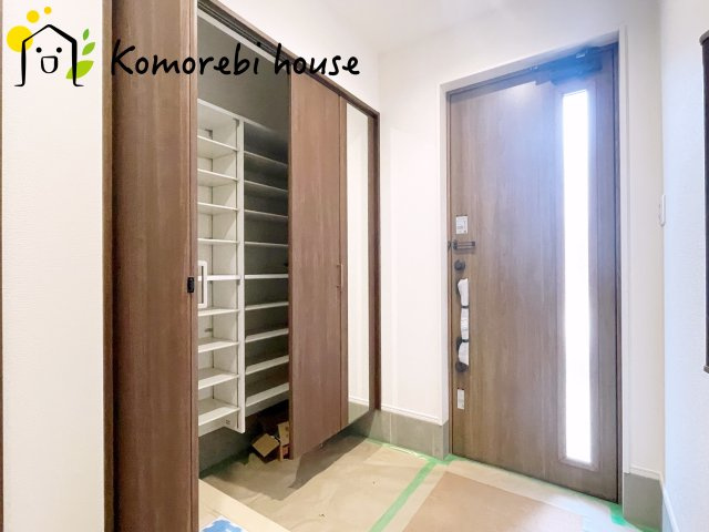 大宮指扇South side　新築一戸建て　グリーンガーデン　Mの玄関|玄関から快適な生活が始まる。収納・導線・使い勝手に配慮された、家族に優しい設計です。