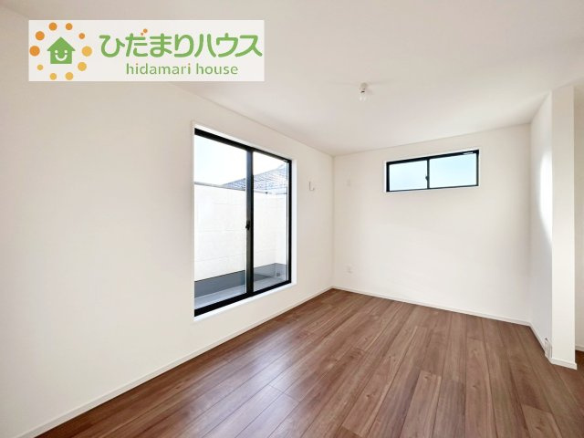 【寝室】 | 我孫子市湖北台10期　新築戸建　2号棟 | バルコニーに面していて、たっぷり光りの入る明るい主寝室です！