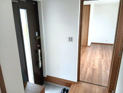 東松山市松本町1丁目　中古戸建の玄関