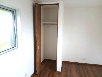 東松山市松本町1丁目　中古戸建の収納|１階洋室（７帖）