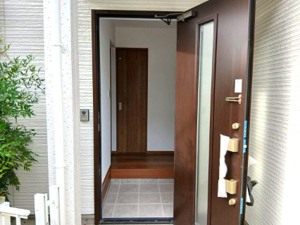 東松山市松本町1丁目　中古戸建の玄関