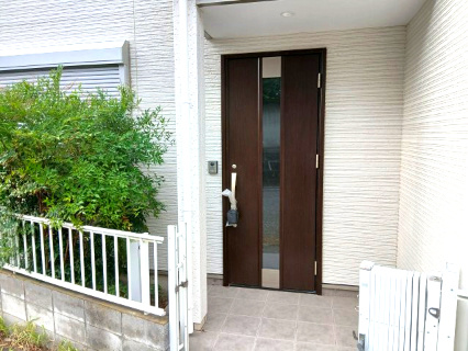 東松山市松本町1丁目　中古戸建の玄関