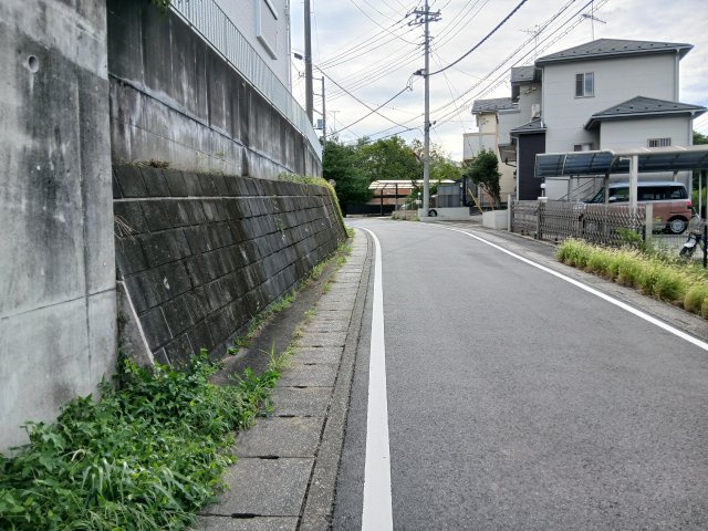 東松山市松本町1丁目　中古戸建の前面道路含む現地写真