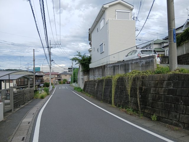 東松山市松本町1丁目　中古戸建の前面道路含む現地写真