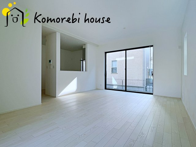 大宮指扇South side　新築一戸建て　グリーンガーデン　Nの居間・リビング|18帖以上の広々LDK。家族が集まり、食事や会話、くつろぎの時間が自然と重なる空間です。