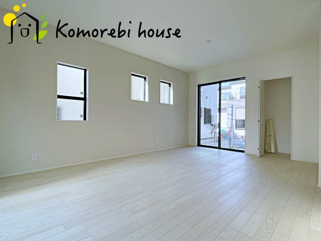 大宮指扇South side　新築一戸建て　グリーンガーデン　Nの居間・リビング|横長LDKは家具配置も自由で開放感あり。家族のライフスタイルに合わせた快適な暮らしを叶えます。