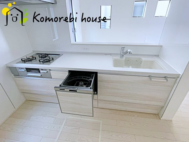 大宮指扇South side　新築一戸建て　グリーンガーデン　Nのキッチン|食洗機や浄水器を備えた多機能キッチン。広がりある空間で、家族と会話を楽しみながら料理ができるカウンターキッチンです。