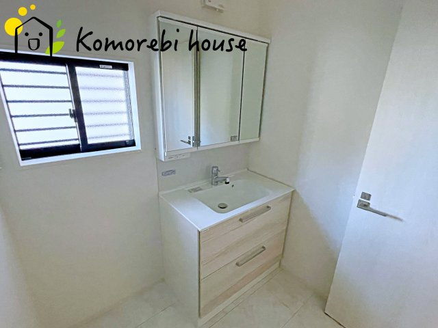 大宮指扇South side　新築一戸建て　グリーンガーデン　Nの独立洗面台|三面鏡の裏にたっぷりと収納スペースを確保した機能的な洗面台。身支度のしやすさと実用性を兼ね備え、朝の忙しい時間をさりげなくサポートします。