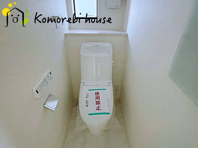 大宮指扇South side　新築一戸建て　グリーンガーデン　Nのトイレ|温水洗浄機能（ウォシュレット）標準装備で、毎日のトイレ時間がより快適に。やさしい温水洗浄で清潔を保てるだけでなく、冬場のヒヤッと感を軽減する暖房便座も嬉しいポイント。