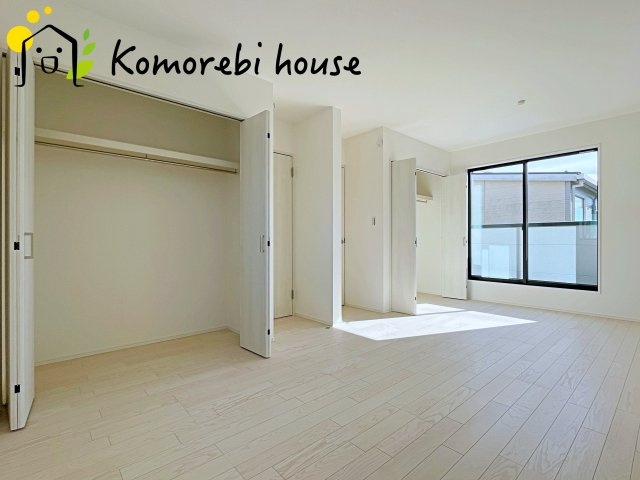大宮指扇South side　新築一戸建て　グリーンガーデン　Nの寝室|一日の疲れをゆっくり癒せる主寝室は、ベッドを置いてもゆとりある広さが魅力。収納完備で衣類もスッキリ収まり、静かで落ち着いた空間が快適な眠りをサポートします。