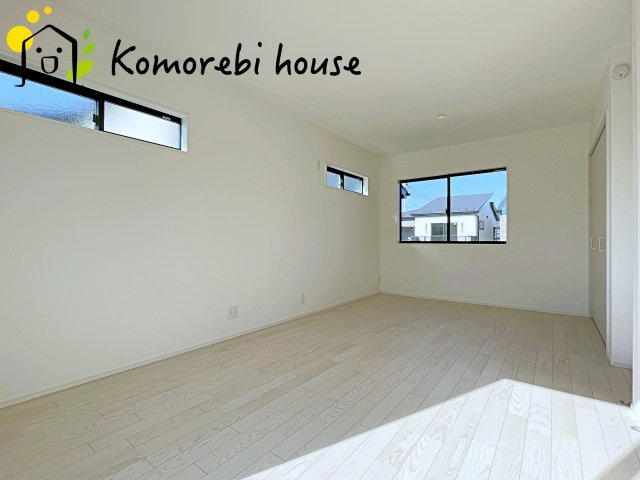 大宮指扇South side　新築一戸建て　グリーンガーデン　Nの寝室|寝室にはゆとりのある広さがあり、大きめのベッドも余裕をもって配置できます。
実際に内覧いただければ、サイズ感もよりイメージしやすいと思います。採寸もその場でご協力いたしますので、ぜひお確かめください。