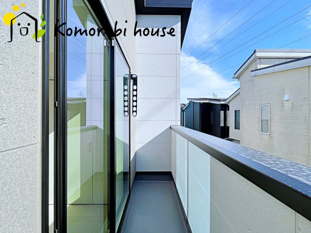 大宮指扇South side　新築一戸建て　グリーンガーデン　Nのバルコニー|防水施工がしっかりと施されたバルコニーで、雨の日も安心。長く使える耐久性を備えたメンテナンスしやすい仕様です。