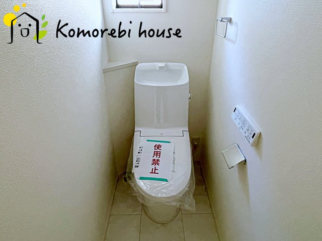 大宮指扇South side　新築一戸建て　グリーンガーデン　Nのトイレ|温水洗浄機能（ウォシュレット）標準装備で、毎日のトイレ時間がより快適に。やさしい温水洗浄で清潔を保てるだけでなく、冬場のヒヤッと感を軽減する暖房便座も嬉しいポイント。