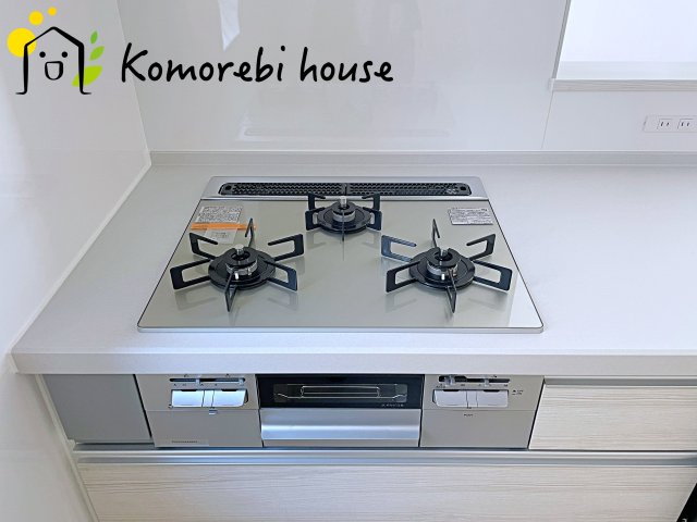 大宮指扇South side　新築一戸建て　グリーンガーデン　Nのキッチン|同時調理が叶う3口コンロと便利なグリル付き。忙しい朝のお弁当作りも、夕食の複数メニューもスムーズにこなせる頼れる設備です。